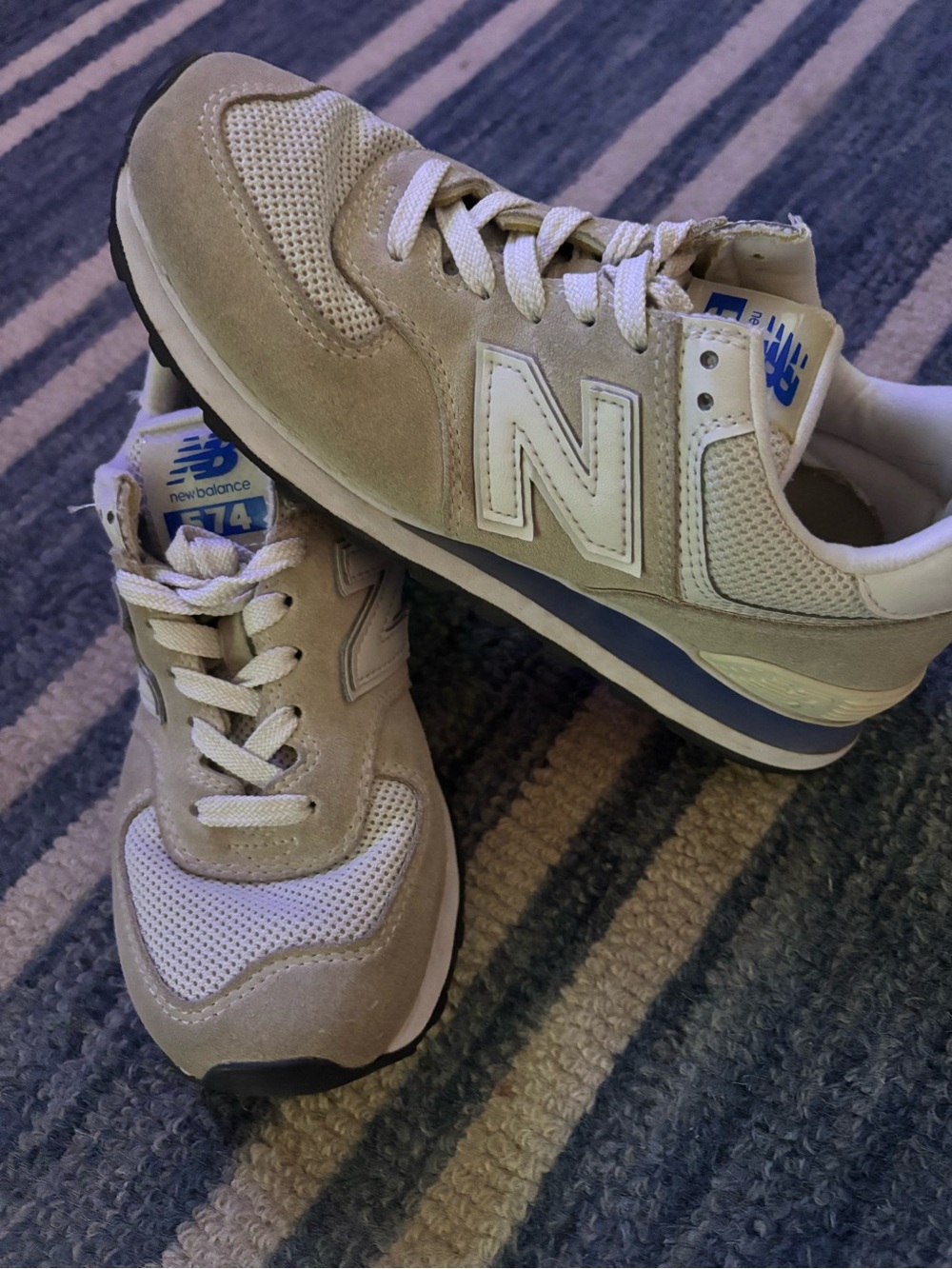 New Balance Kids 574 Sneakers in Beige and White with Blue Logo size 7.5